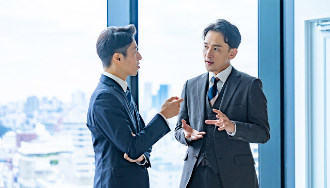 話し合うスーツ姿の男性