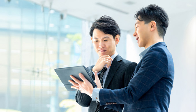 話し合うスーツ姿の男性