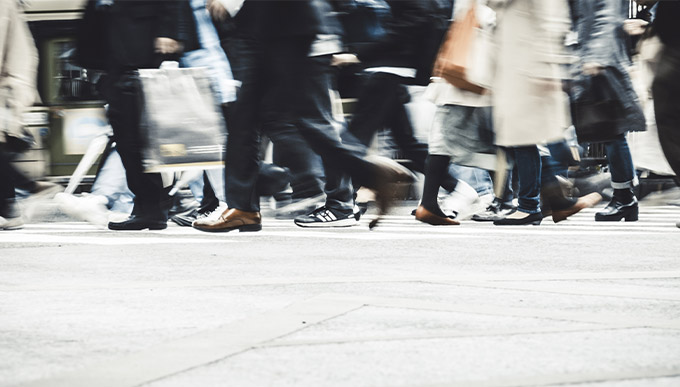 大勢の歩行者