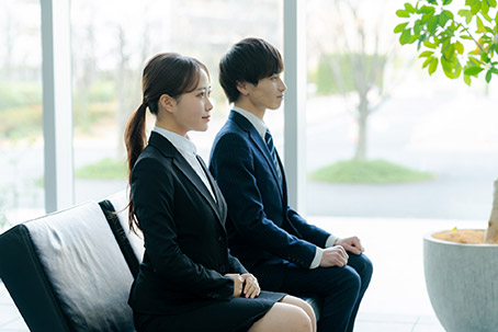 面接を受ける男女