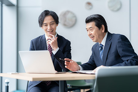 話し合うスーツ姿の男性